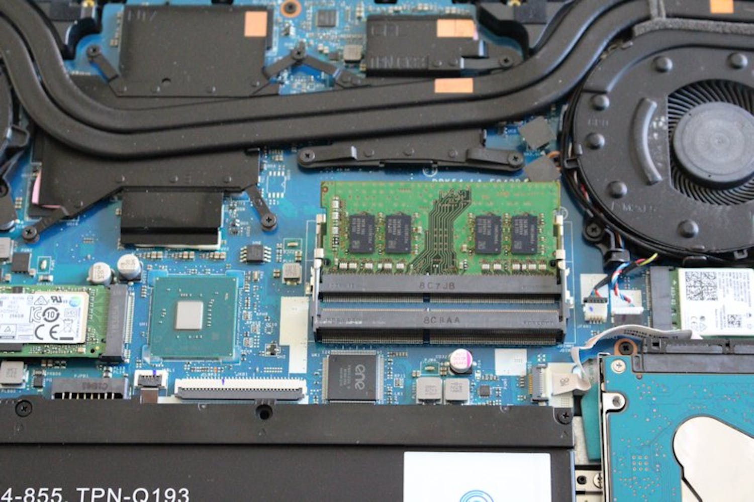 Lukitusvivut: Paina kahta pientä lukitusvipua muistikamman molemmin puolin. Tämä saa muistin nousemaan ylöspäin. Vedä muisti irti ja aseta se sivuun. Aloita ylemmästä muistikammasta ja jatka sitten alempaan.